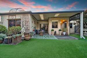 SPACIOUS STREET FRONT HOME AT NOLLAMARA BALCATTA BORDER!!