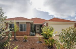 Family-Friendly 4×2 with Big Outdoor Entertaining Area Close to Everything!!